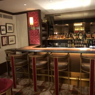 ロビーの上の隠れ家的なバーです。レトロでおしゃれです。