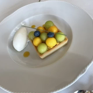 デザートは季節のタルトを選びました。