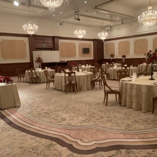 バラで飾られた披露宴会場でした。