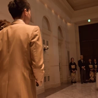 披露宴の、暗い雰囲気もいです。