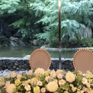 高砂の後ろが全面窓になっているので自然光が入ります。