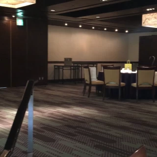 窓のある会場。ベビーベッドが置いてありました。