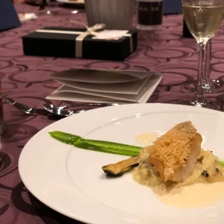 お魚料理。皮がぱりぱりでおいしかったです。
