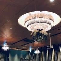 大きなシャンデリアがあります。