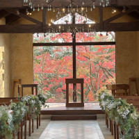 光と自然の調和が美しい。あたたかなチャペルでした。