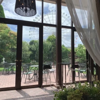 どの披露宴会場からも観覧車が見える。