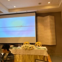 高砂席左上にスクリーンが登場し、ムービーが上映されます。