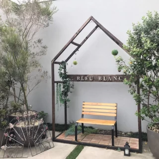 会場入り口にあるベンチ
