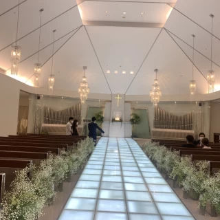 少し坂になっており後方からでも新郎新婦の全身が見える設計