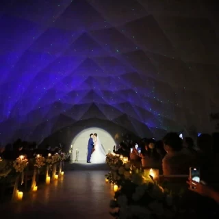 誓いのキスのタイミングで
照明を消しライトアップの演出
