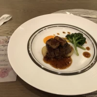 見学時の試食会で食べたお肉料理、とっても美味しかったです。