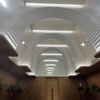 天井高く、アーチ型