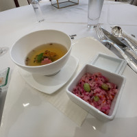スープは美味しかったが、ピンクのご飯は微妙でした。