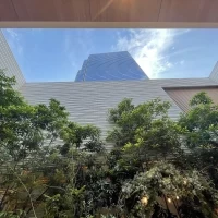 抜け感あり、手前は屋根がある。