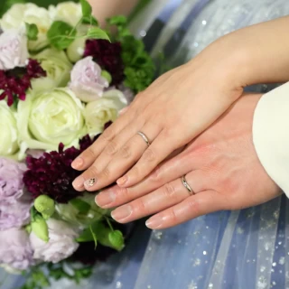 お花はドレスの兼ね合いと新婦の希望で、オリジナルのものです。
