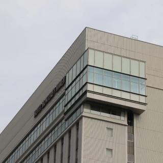 会場外から見上げチャペル