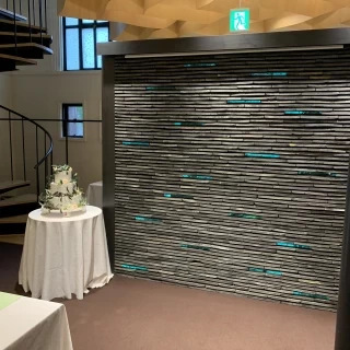 ドレスが映える壁