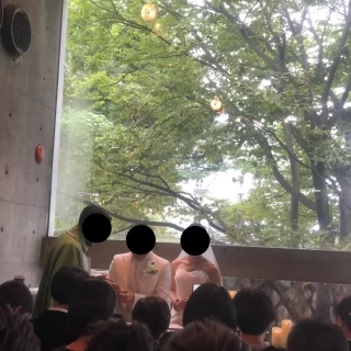 打ちっぱなしコンクリートのデザインの壁と大きな窓が幻想的