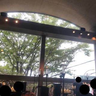 壁一面が大きな窓で木が見えました