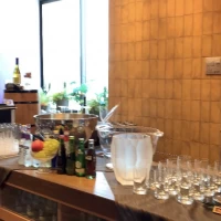 ゲストの控室。ドリンクが沢山あります