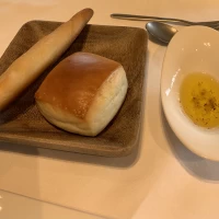 パン。実際は6種類でます。左のフランスパンがおいしい