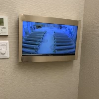 チャペルの外の部屋に、モニタールーム。赤ちゃんが泣いても安心