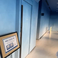 披露宴会場のすぐに喫煙室。煙たくない。