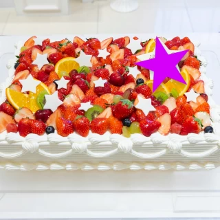 フルーツたっぷりのケーキに星を散りばめて