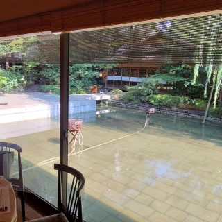 窓からの風景。
奥の白いステージで人前式ができるそうです。