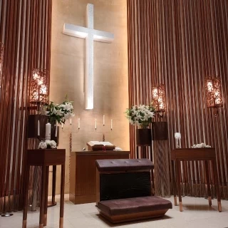 本当にこのブラウンがすごく素敵なんです。お祈りの台あり。