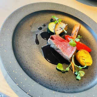 メインのお肉。
噛むほどに旨味が出る、初めて食べた部位。