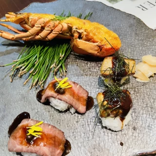 伊勢エビのお料理と肉寿司
