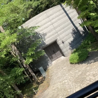 チャペル前広場　フラワーシャワーや全員集合写真を撮影します