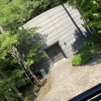 チャペル前広場　フラワーシャワーや全員集合写真を撮影します
