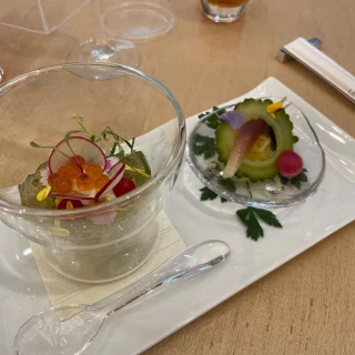 前菜。南国らしい会場の通りゴーヤが使われていておいしかった