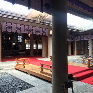 東郷神社の中です。明るいです。