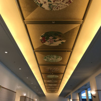 廊下の天井です。至るところに装飾品が飾られています。