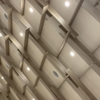 上の木の造りはデザインが素敵でした