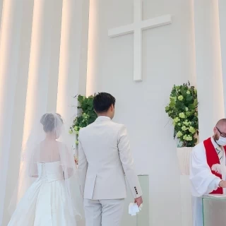 真っ白でガラス張りなので光が入ります。