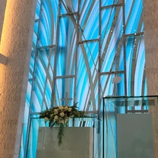 チャペルの正面は水色