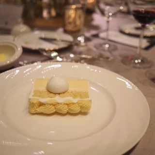下半分がアイスケーキになっており、全部食べ切るとけ甘いです。
