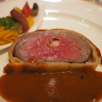 パイ包みのお肉。とても柔らかくソースも美味しいです。