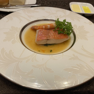 鯛と海老のスープ煮。
スープに旨味が出ていて美味しい。