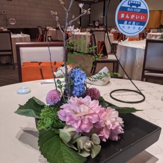 お花は和をイメージしてつくっていただきました。