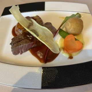 お肉料理は1皿に2種類ありました。