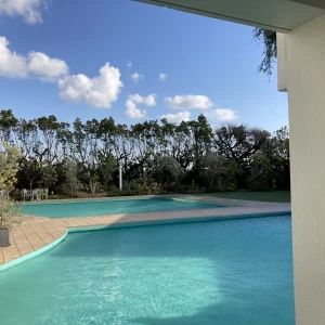 チャペル正面にプールとガーデンがあり可愛いです。|594664さんのアンジェローブ(Wedding Island Angerobe)（ウエディング取扱終了）の写真(1273887)