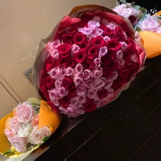新郎からサプライズの花束