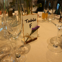 テーブル装花と手作りのテーブルナンバー