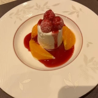 キルシュ風味ヌガーブラッセとベリーソース