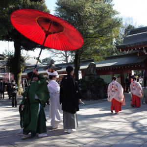 参道は外を歩き様々な方に見ていただきながら式場まで歩いた。|595014さんの大國魂神社 結婚式場の写真(1422911)